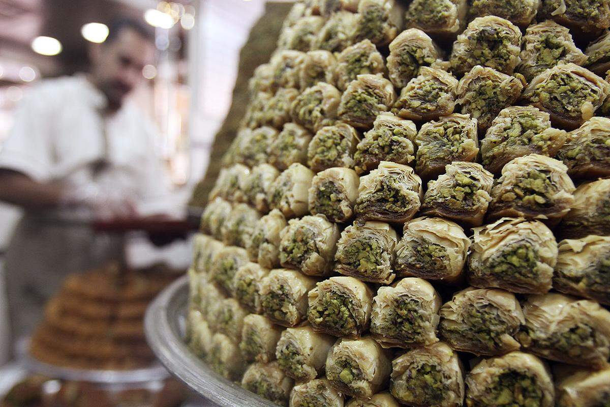 Nüsse, Zimt und Nelken, alle drei verwelken. Stahl und Eisen knickt, aber die Baklava pickt. Den süßen Schichtstrudel bekommt man in der Türkei an allen Ecken - auch wenn man sich nicht über das Gemäuer des Magic Life Clubs hinaus traut. Gefüllt wird er mit Walnüssen, Mandeln oder Pistazien. Ein klassischer Begleiter ist der kleine Mokka.