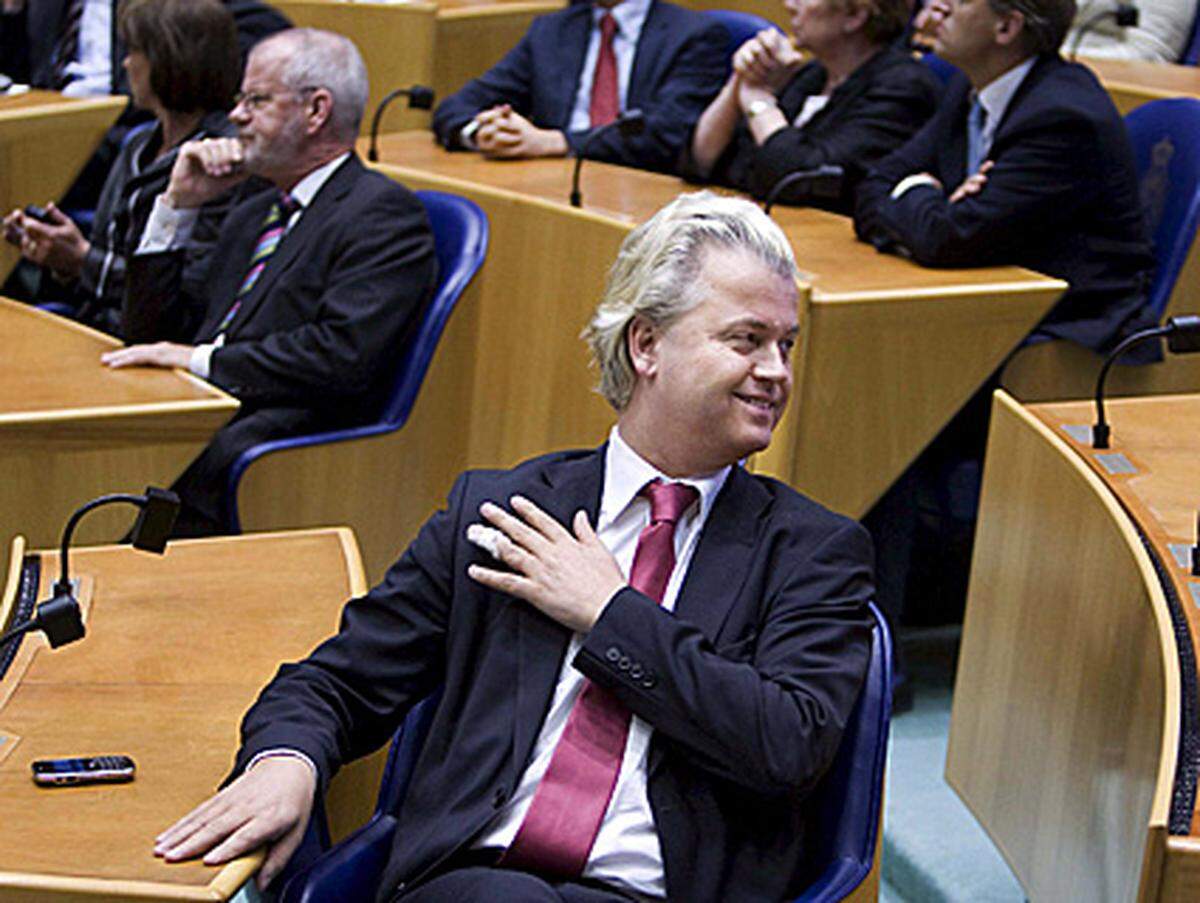 In den Niederlanden will es Geert Wilders wissen. Er eifert seinem politischen Ziehvater Pim Fortuyn, der 2002 von einem Attentäter erschossen wurde, nach. Mit extrem anti-islamischen Äußerungen sorgt Wilders regelmäßig für Aufregung und sein Anti-Islam-Film "Fitna" löste weltweit Proteste von Muslimen aus.