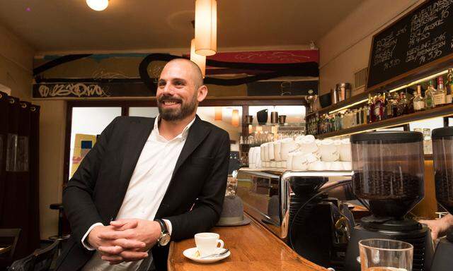 Barista Valentin Siglreithmaier im Café Engländer: Er ist der Maier in Bieder & Maier und fungiert als Gesicht der neuen Marke. 