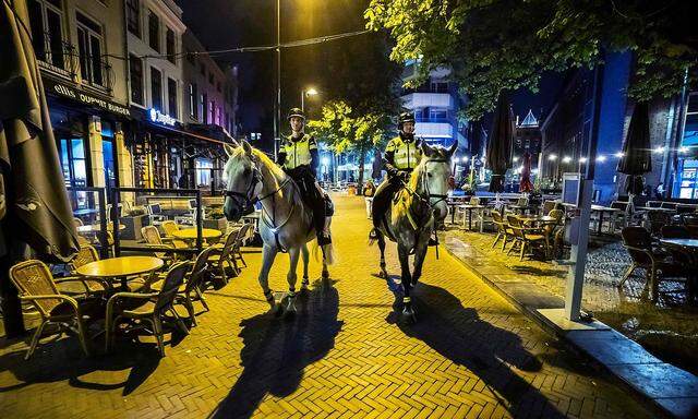 Die Polizei kontrolliert in Utrecht wieder die Ausgangsbeschränkungen.