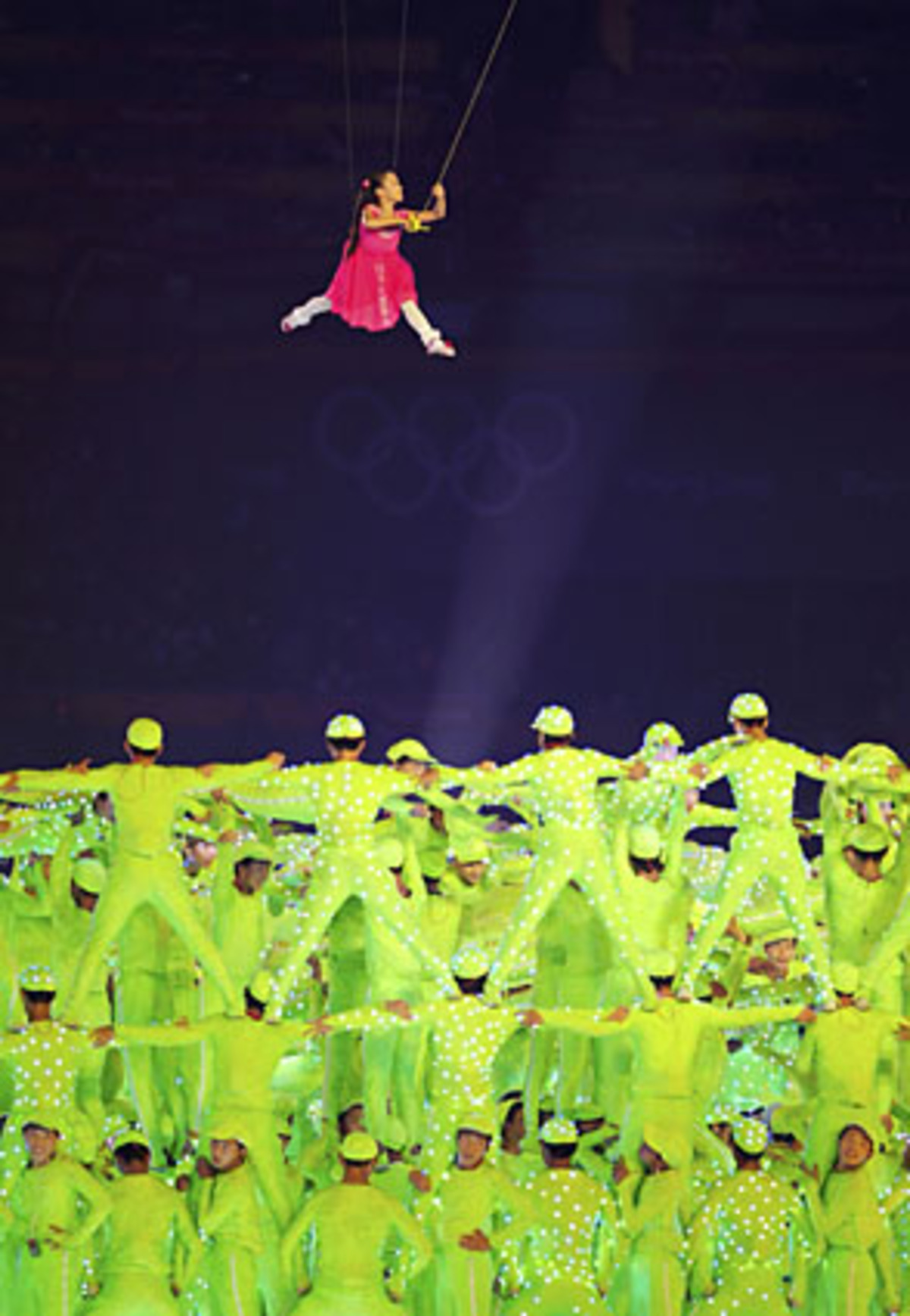 An Seilen schwebte ein Mädchen durch das Stadion, bevor sie sich in einem angedeuteten "Vogelnest", wie das Nationalstadion genannt wird, niederließ.