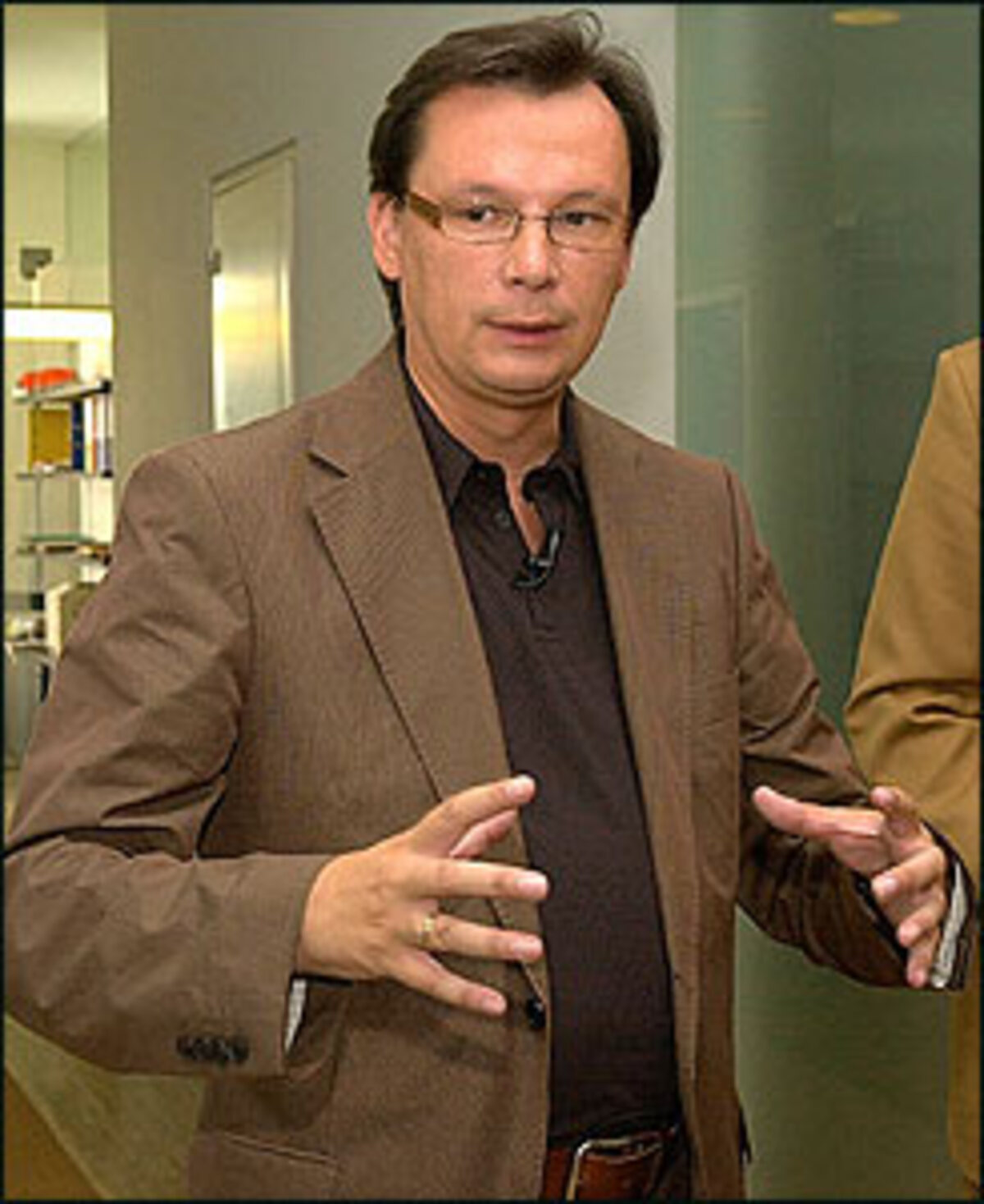 "Dass man dem ehemaligen Billa-Chef, dessen Unternehmen in seiner Zeit zum Inbegriff für arbeitnehmerfeindliche Bedingungen wurde, einen so prominenten Listenplatz einräumt, ist die logische Fortsetzung der Politik der ÖVP-BZÖ-FPÖ-Regierung, die sich gegen die Arbeitnehmerinteressen richtet."SP-Bundesgeschäftsführer Norbert Darabos kommentiert die Kandidatur von Veit Schalle fürs BZÖ.