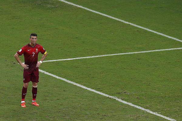 Die Ernüchterung folgte bei der WM 2014 in Brasilien. Ronaldo ging angeschlagen in das Turnier und enttäuschte, für Portugal war gegen Deutschland (0:4), USA (2:2) und Ghana (2:1) nach der Vorrunde bereis Schluss.