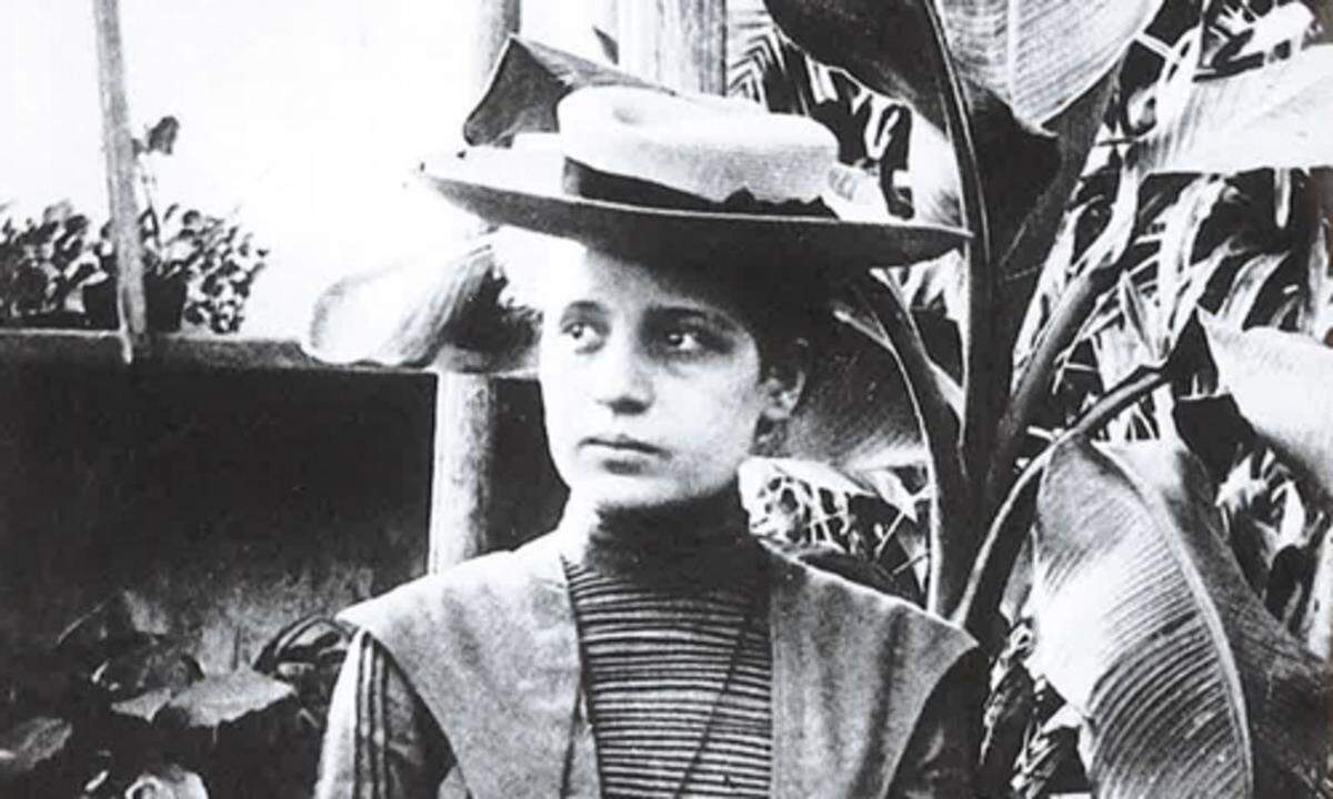 Die Wissenschaftlerin ohne Nobelpreis Lise Meitner (1878-1968) belegte an der Universität Wien die Fächer Physik, Mathematik und Philosophie. Ihr Schwerpunkt lag auf der Untersuchung der Geschwindigkeit von Beta-Strahlen. Erst 1897 wurden Frauen mit österreichischer Staatsbürgerschaft und abgelegter Matura als ordentliche Hörerinnen an der philosophischen Fakultät zugelassen. Lise Meitner promovierte schließlich 1906 als zweite Frau in Physik. Sie forschte 30 Jahre zusammen mit ihrem Kollegen Otto Hahn – gesehen wurde sie jedoch nur als dessen „wissenschaftliche Appendix“.