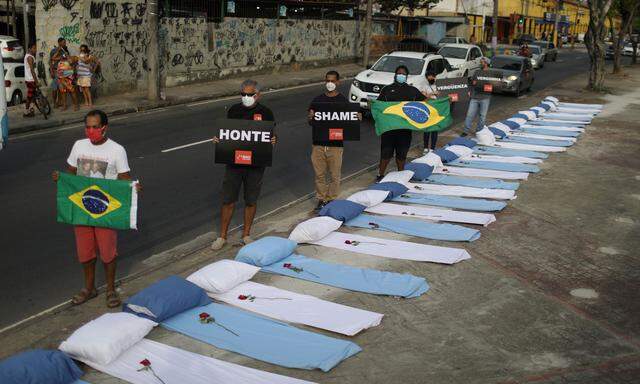 In Rio de Janeiro wurde hier der Hunderttausenden Toten der Coronavirus-Pandemie in Brasilien gedacht.