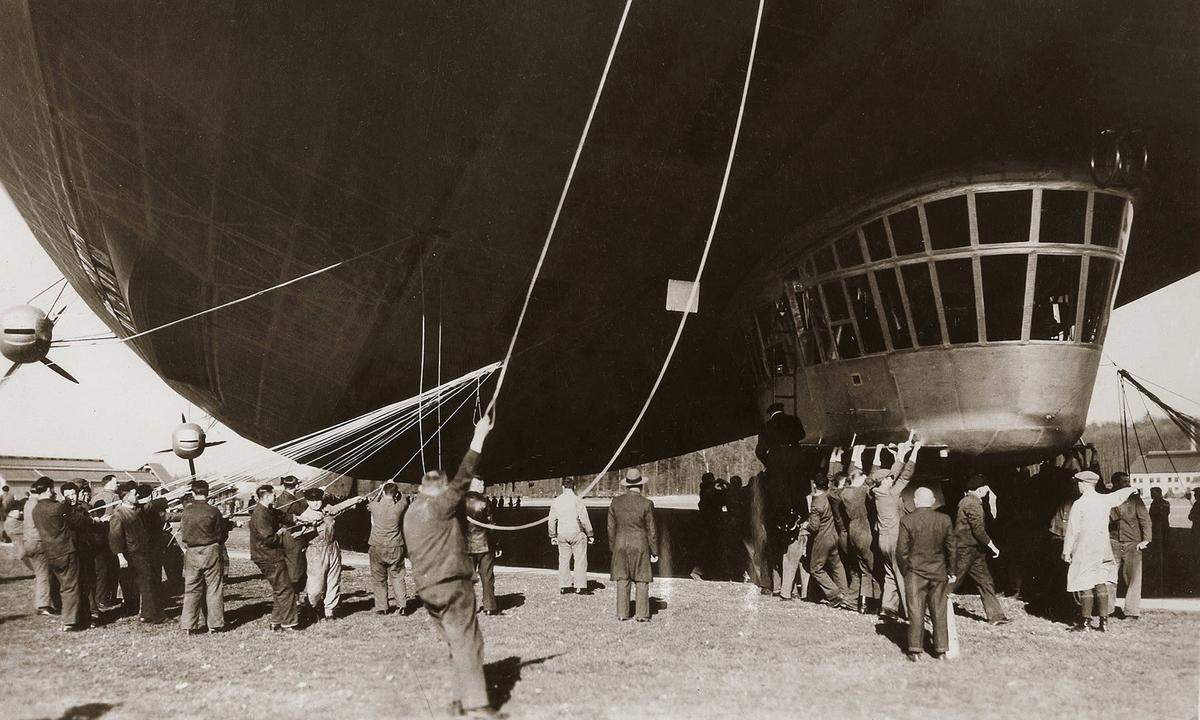 Von der Inbetriebnahme am 4. März 1936 bis zum Unglück legt die "Hindenburg" rund 337.000 Kilometer während 63 Fahrten zurück. Die silbernen Zigarren am Himmel werden von den Menschen am Boden begeistert gefeiert, egal wo sie auftauchen. Am Himmel war damals noch wenig los.