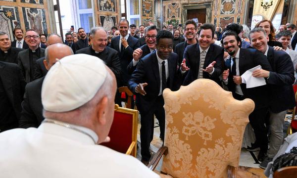 Chris Rock, Jimmy Fallon und Papst Franziskus im Vatikan.