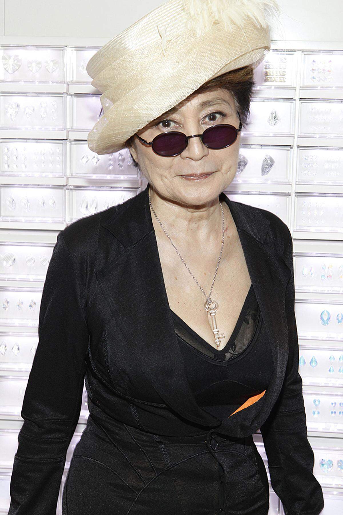 ... zur Präsentation ihrer Kollaboration mit der Luxusmarke Swarovski.Vor kurzem wurde ihre neue Männerkollektion vorgestellt. Yoko Ono wurde dabei nach eigener Aussage von Skizzen ihres verstorbenen Mannes John Lennon inspiriert.
