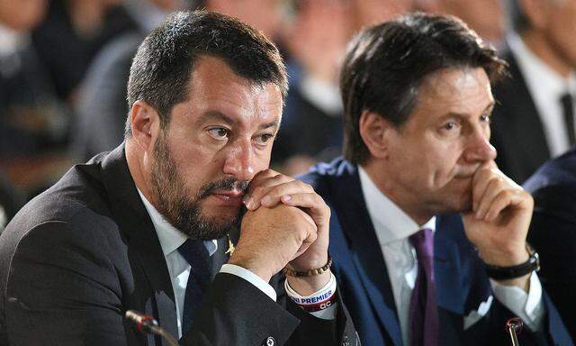 Salvini und Conte messen ihre Kräfte im Streit um das Defizit.