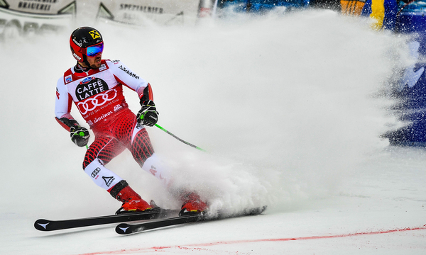Marcel Hirscher schwingt im Ziel ab, die Konkurrenz staunt.