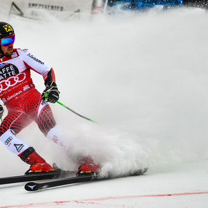 Marcel Hirscher schwingt im Ziel ab, die Konkurrenz staunt.