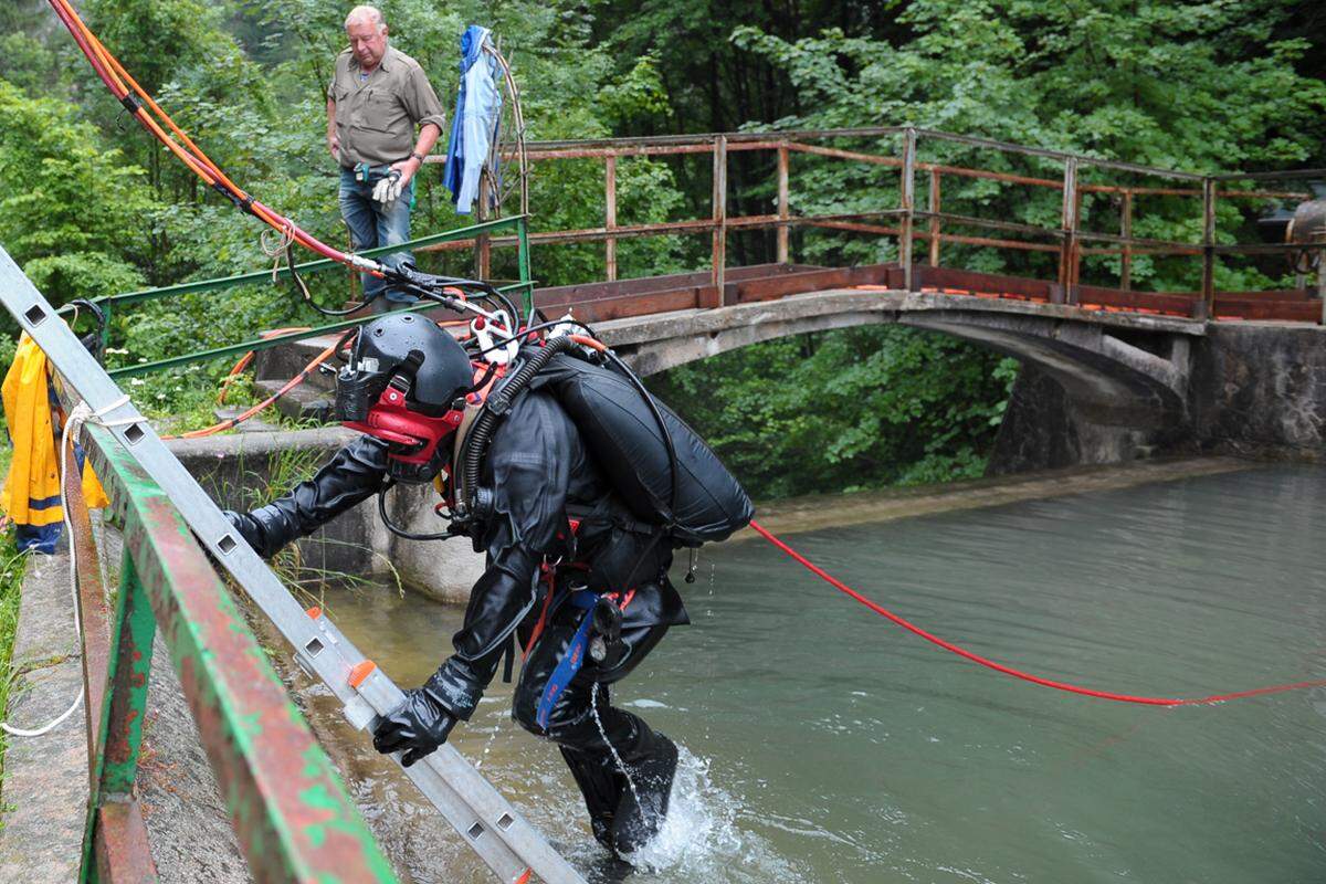 Jetzt sind die Männer am Ufer gefragt. Sie müssen den Taucher rasch aus dem kalten Wasser helfen und den Fehler beheben.