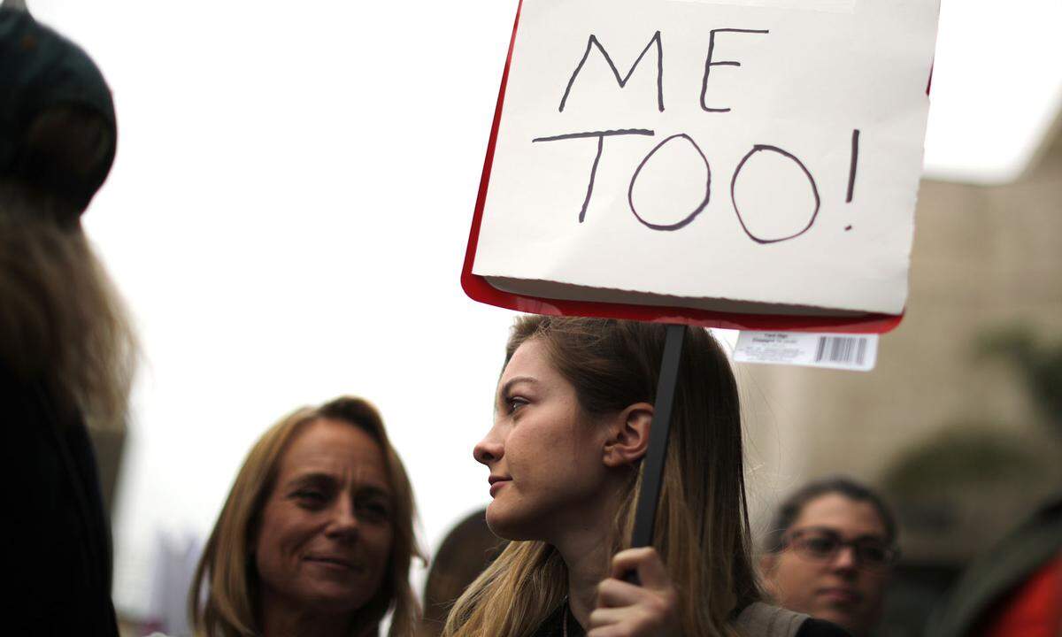 Aus den Vorwürfen ist mittlerweile eine weltweite Bewegung gewachsen. Am Hollywood Boulevard haben erst kürzlich Hunderte Menschen gegen sexuelle Gewalt und Belästigung am Arbeitsplatz protestiert.