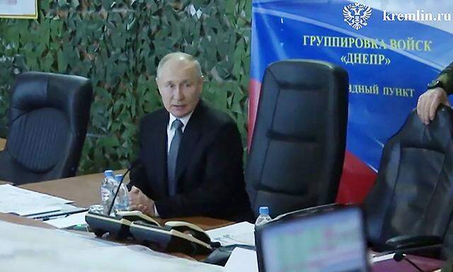 Wladimir Putin besuchte am Dienstag Cherson - die Ukraine heizt Gerüchte an, es habe sich um einen Doppelgänger gehandelt.