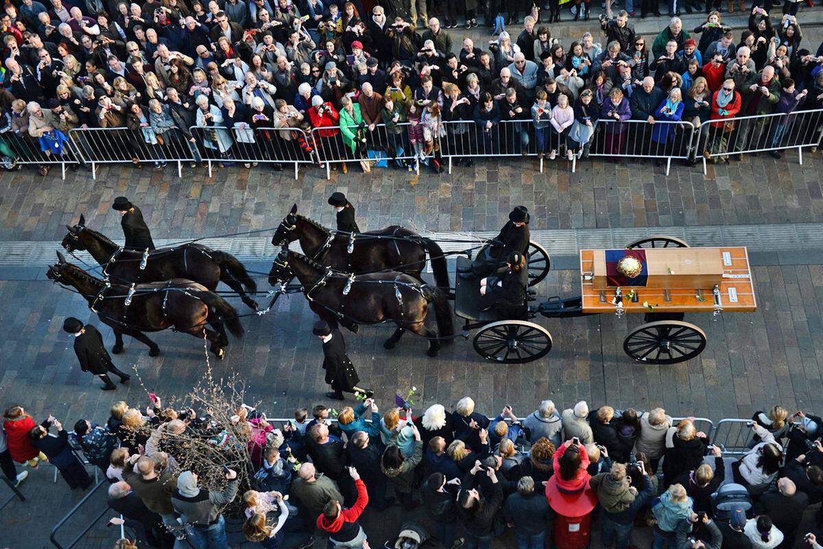 530 Jahre nach seinem Tod findet Englands einstiger König Richard III. seine letzte Ruhe. Auf den Schultern mehrerer Träger verließ der hölzerne Sarg am Sonntag die Universität von Leicester, wo die sterblichen Überreste des Monarchen untersucht worden waren. Danach wurden sie mit der Kutsche zur Kathedrale von Leicester überstellt, wo sie am Donnerstag um 13 Uhr beigesetzt wurden.