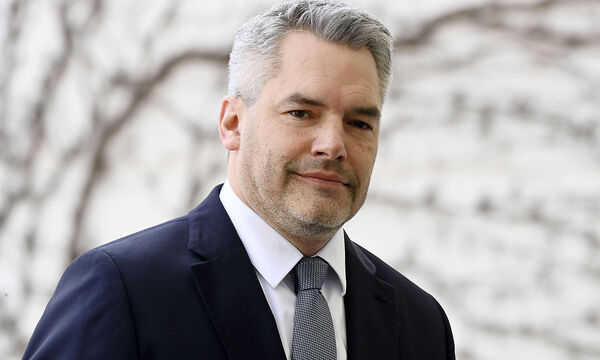 Karl Nehammer beim Empfang des Bundeskanzlers der Republik Oesterreich durch den Bundeskanzler Olaf Scholz mit militaeris