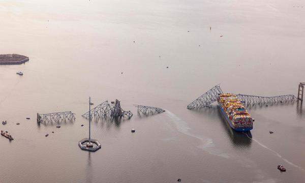 Ein Blick auf die eingestürzte Francis-Scott-Key-Brücke und das kollidierte Containerschiff.