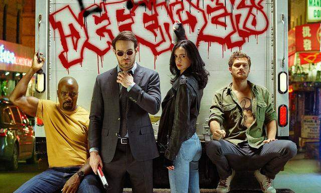 Luke Cage (Mike Colter), Daredevil (Charlie Cox), Jessica Jones (Krysten Ritter) und Iron Fist (Finn Jones) tun sich zusammen