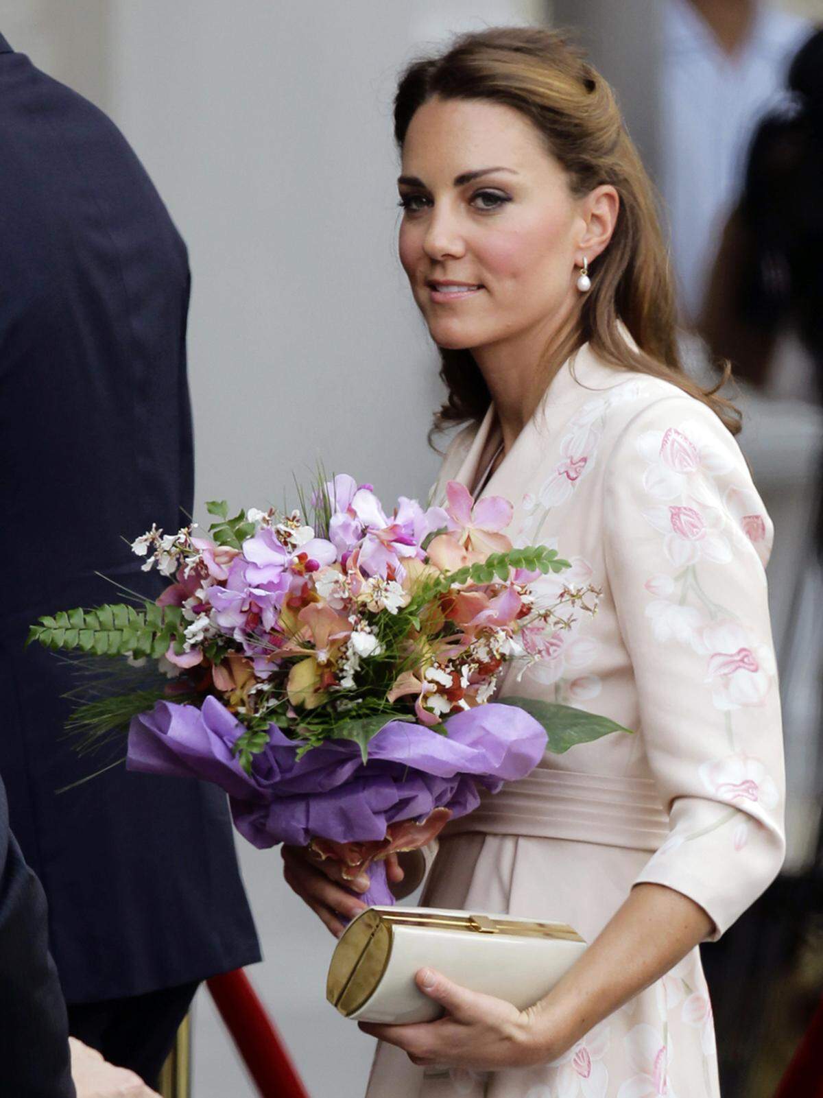 Indiz für die Spekulationen: Kate trug keine eng anliegenden Kleider und schützte sich oftmals mit Blumen ...