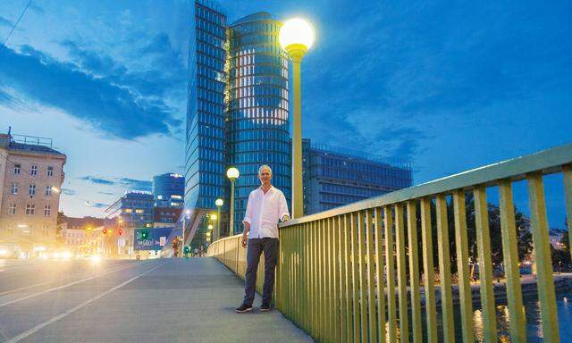 Der Uniqa-Tower am Donaukanal sei einer der auffälligsten Vertreter moderner Lichtarchitektur in Wien, sagt Historiker und Stadtforscher Peter Payer.
