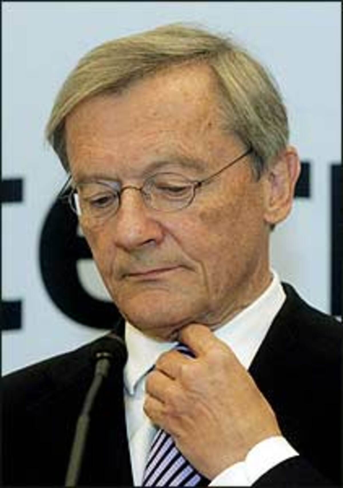 "Das ist kein Vorschlag, sondern eine Verschiebung des Problems".ÖVP-Chef Wolfgang Schüssel will beim Thema Eurofighter nicht auf das Ergebnis des U-Auschusses abwarten.