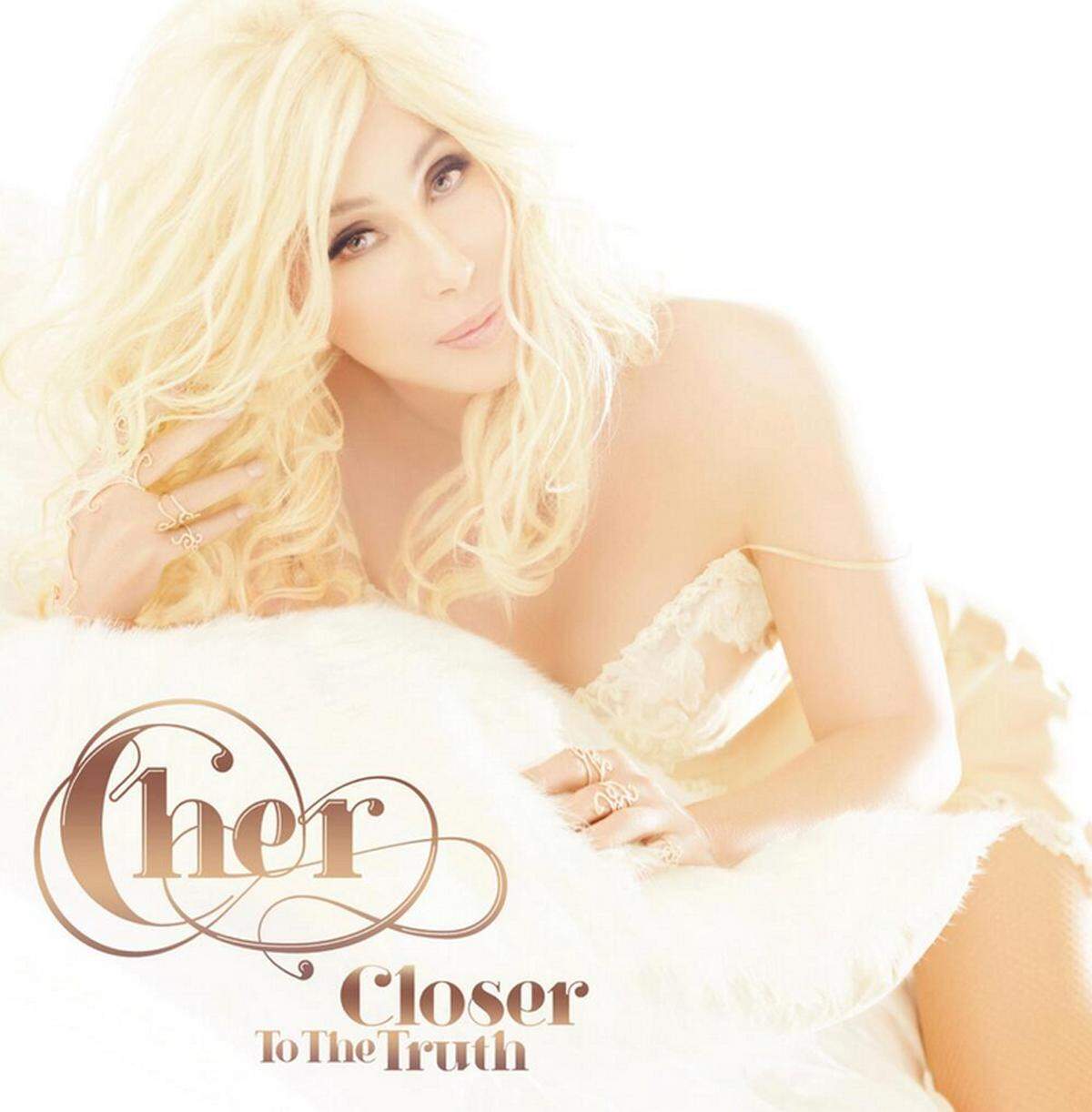 Ewige Schönheit scheint die 67-jährige Sängerin Cher nicht nur durch diverse Schönheitsoperationen zu erlangen, sondern auch durch den exzessiven Einsatz von Photoshop. Das zumindest meinen Kritiker beim Blick auf das neue CD-Cover der Sängerin.
