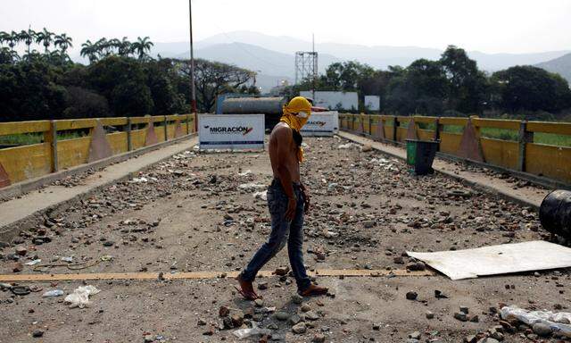 Nach der Schlacht auf der Simon Bolivar Grenzbrücke: Massenhaft Steine, aber keine Hilfsgüter.