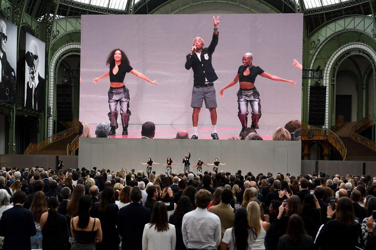 Im Grand Palais hatte Lagerfeld, der in seiner Wahlheimat Frankreich oft nur der "Kaiser" genannt wurde, zahlreiche seiner spektakulären Modeschauen ausgerichtet. Bei der Gala wurden Videoaufnahmen Lagerfelds gezeigt sowie Fotografien und Zeichnungen von der Hand des Modezaren. Daneben traten Musiker, Tänzer und Schauspieler auf.