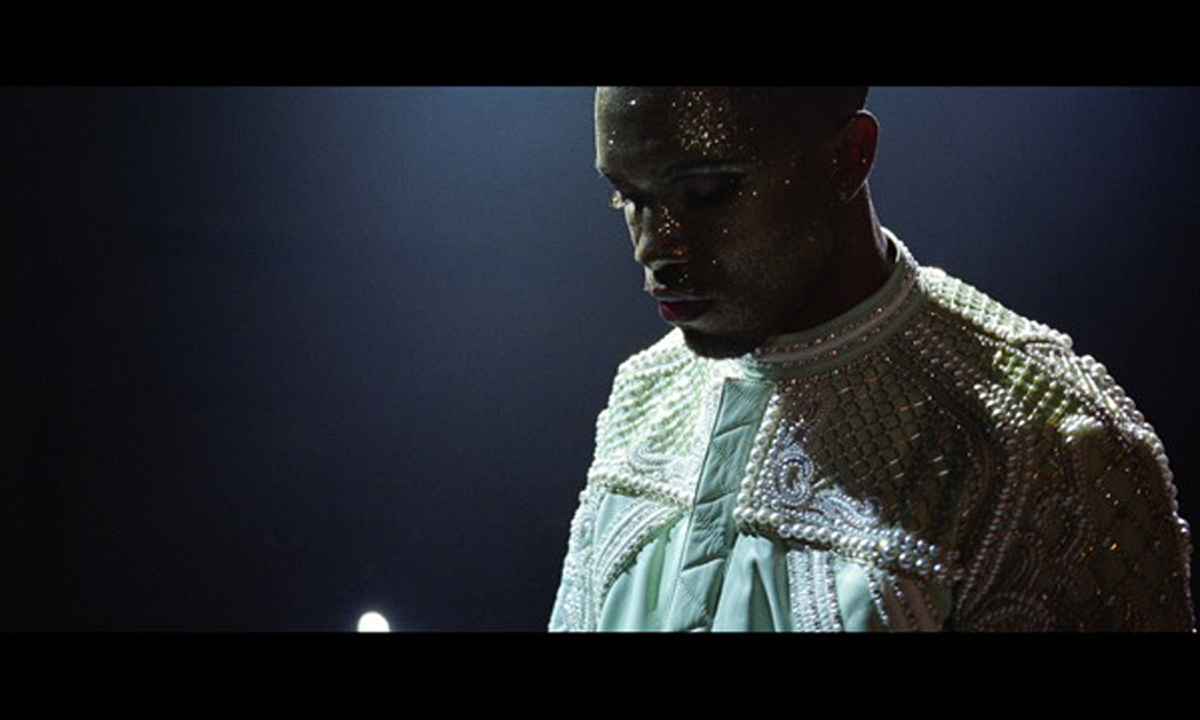 Bild aus dem Video zu ''Nikes''