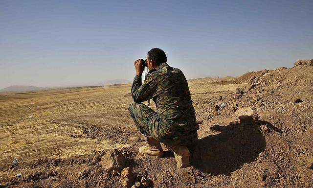 Ein kurdischer Peschmerga-Kämpfer hält Ausschau nach IS-Kämpfern