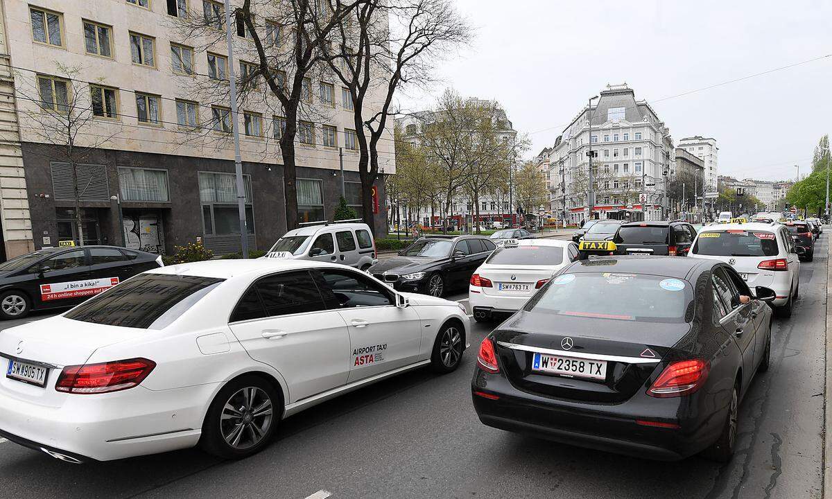 Rund 1000 Taxifahrer haben am Montag in Wien gegen die Konkurrenz durch Fahrdienstanbieter protestiert.