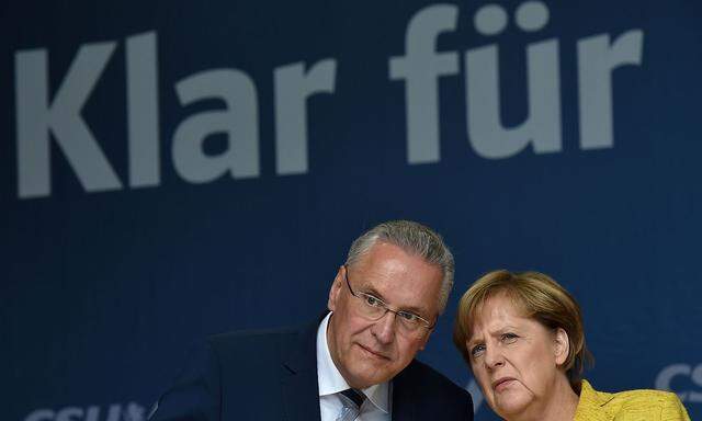 Angela Merkel ist eher gegen eine Obergrenze, die CSU klar für - doch als Koalitionsbedingung kann das kaum funktionieren.