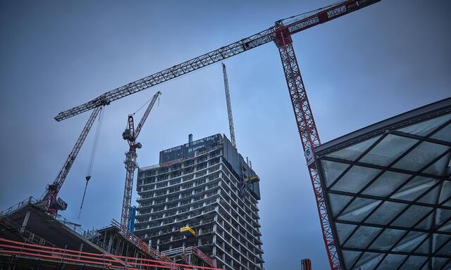 Laut Vertrag zwischen der Stadt Hamburg und der Signa muss der Rohbau spätestens Anfang 2028 fertiggestellt werden, andernfalls drohen Strafzahlungen.