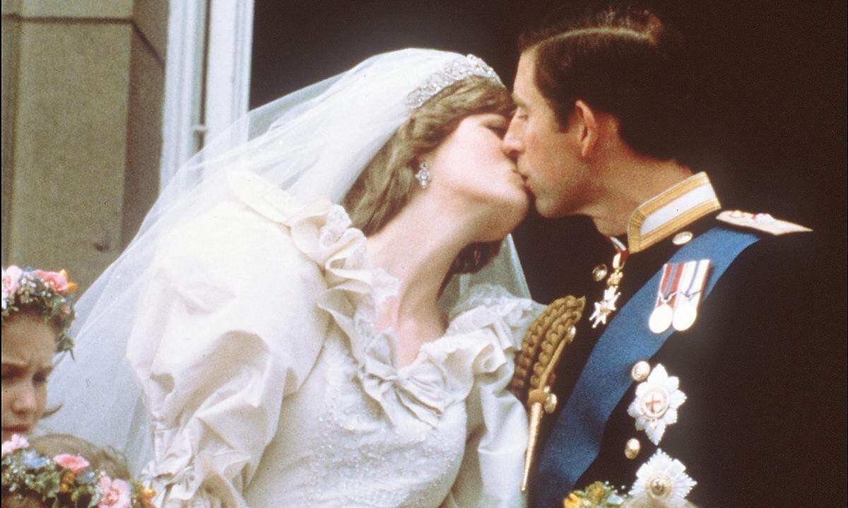 Die erste Hochzeit von Prince Charles, dem ältesten Sohn von Elisabeth und Thronfolger, zog als "Hochzeit des Jahrhunderts" die Aufmerksamkeit der Welt auf sich. 1981 heiratete der damals 31-Jährige Lady Diana Spencer. Rund 750 Millionen Menschen verfolgten die Trauung weltweit im Fernsehen.