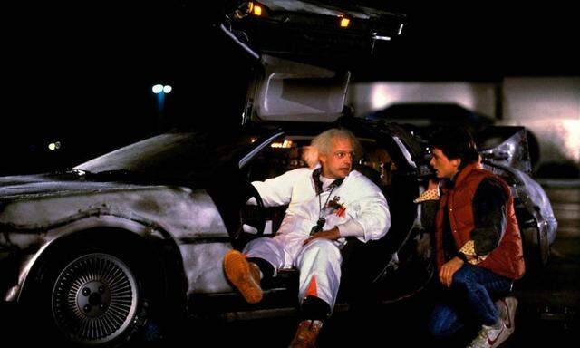 Fliegen wie der Delorean aus "Zurück in die Zukunft" mit Dr. Emmett Brown (Christopher Lloyd) und Marty McFly (Michael J. Fox) 1985. .(im Bild 