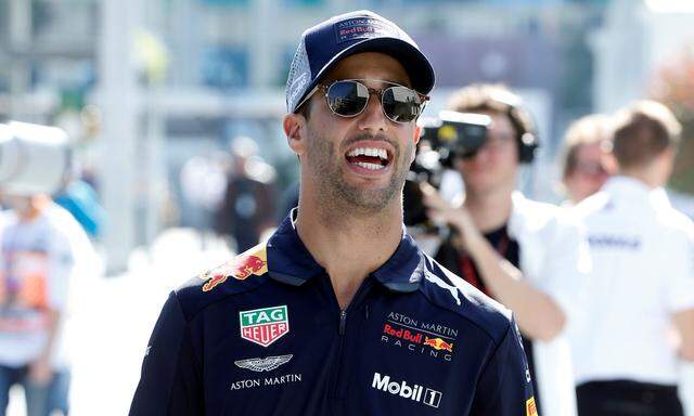 Natürlich, er lacht. Sicheren Schrittes spaziert Daniel Ricciardo auch in Baku durch die Formel-1-Szene.