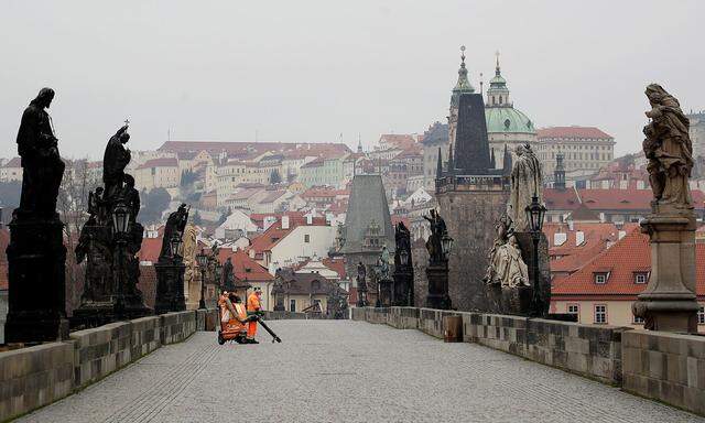 Tschechien schränkt die Bewegungsfreiheit der Bevölkerung massiv ein - im Bild die Karlsbrücke in der Hauptstadt Prag.
