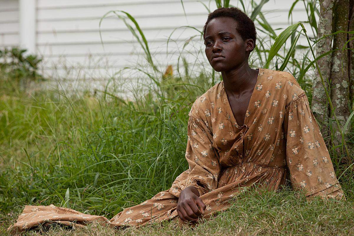 Als gequälte Sklavin liefert Newcomerin Nyong'o in "12 Years a Slave" eine souveräne Darstellung, die Kritiker unweigerlich als "mutig" bezeichnen (inzwischen tun es auch Oscar-Berichterstatter über ihre Modewahl). In ihrer Rolle muss sie allerdings mehr reagieren als agieren - auch das eine Kunst, aber keine, die bei Preisen allzuoft berücksichtigt wird. Das ließe eine Chance für Hollywood-Liebling Jennifer Lawrence, die im überschätzten "American Hustle" wieder aufdrehen darf und zu Recht als charismatischster Jungstar der Traumfabrik gilt. Dafür hat Lawrence aber erst im Vorjahr für einen Film vom gleichen Regisseur den Hauptrollen-Oscar erhalten.