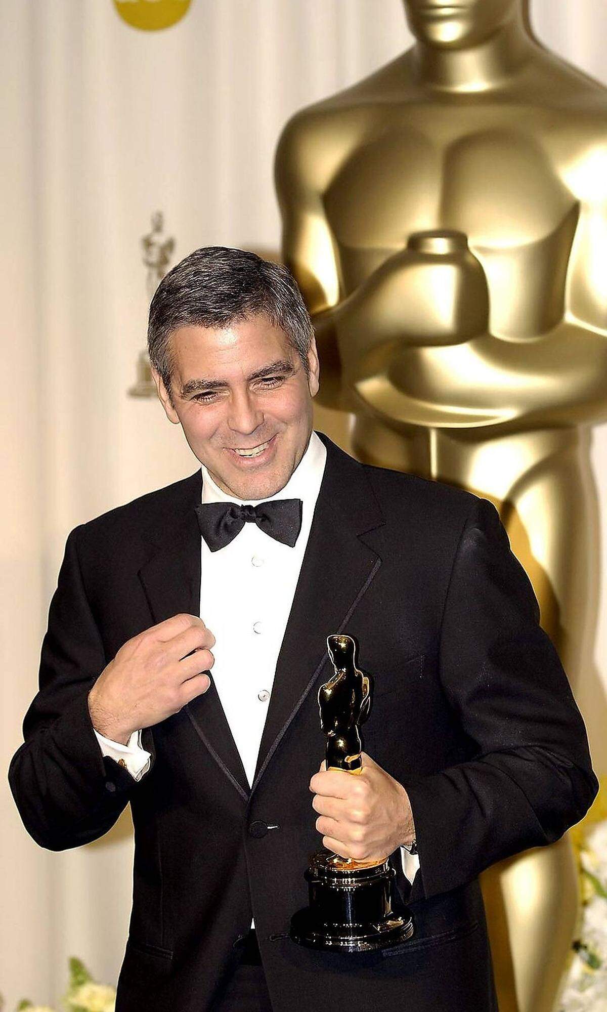 Essen zu dürfen, ohne auf die Kalorien aufzupassen, machte Clooney aber keinen Spaß. Im Gegenteil. Das Gewicht verursachte eine Rückenverletzung. Der Fitness-Fanatiker konnte es kaum erwarten, die Extra-Pfunde loszuwerden. Zum Trost gab's den Golden Globe und den Oscar als Bester Nebendarsteller.