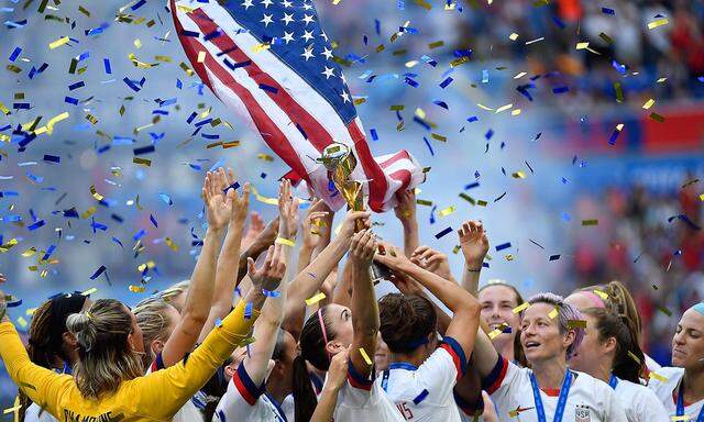 Die US-Fußballerinnen stemmen den Pokal