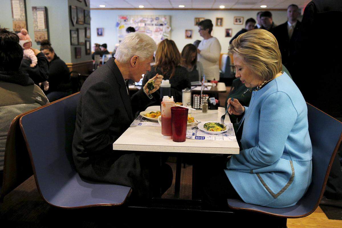 8. Februar. US-Präsidentschaftskandidatin Hillary Clinton mischte sich unter das Volk. Gemeinsam mit ihrem Ehemann Bill Clinton frühstückte die Demokratin in einem Restaurant in Manchester, der größten Stadt des US-Bundesstaates New Hampshire.