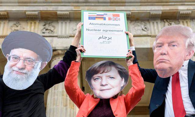 Demonstranten mit Maske von Rohani, Merkel, Trump und einem unterschriebenem Atomabkommen, Archivbild.