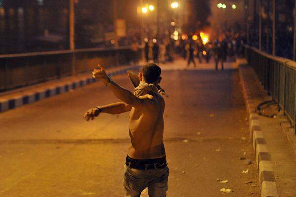 Bei schweren religiösen Unruhen hat es in Kairo mindestens 25 Tote und mehr als 200 Verletzte gegeben.