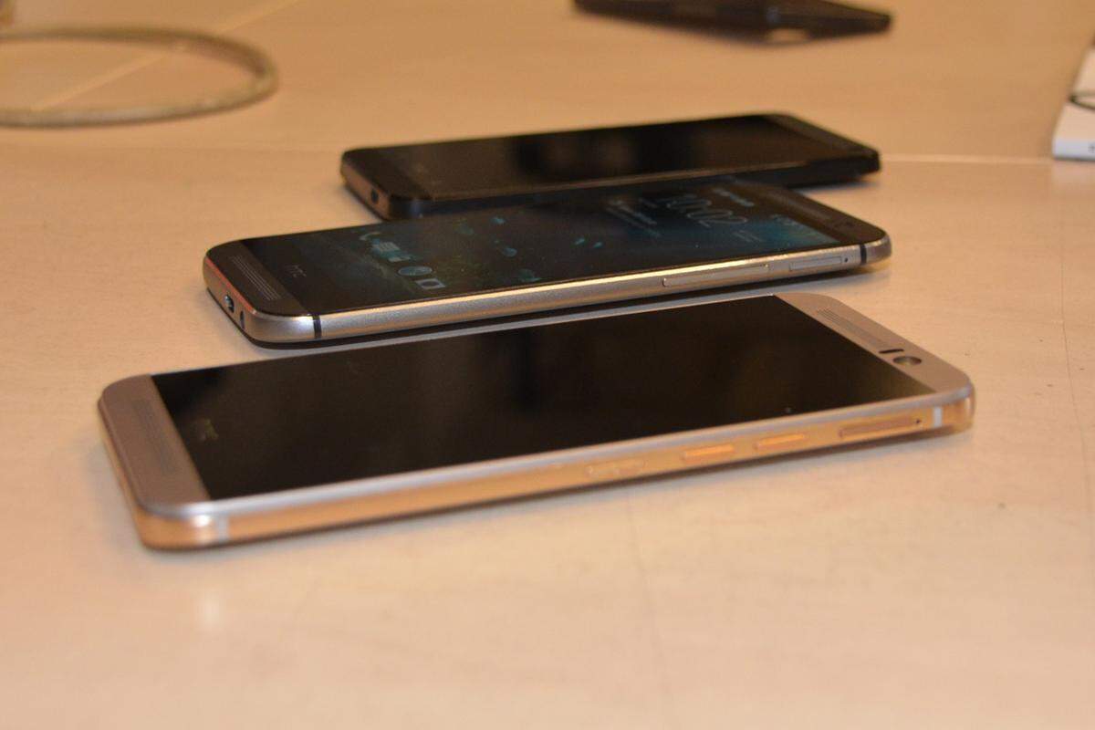 Optisch ist das Smartphone der Taiwaner eine konsequente Fortsetzung des HTC One M7 und One M8. Hinsichtlich der Größe ist das M9 gegenüber dem Vorjahresmodell trotz gleicher Displaygröße von fünf Zoll ein wenig geschrumpft. Es ist aber dicker und das merkt man auch.