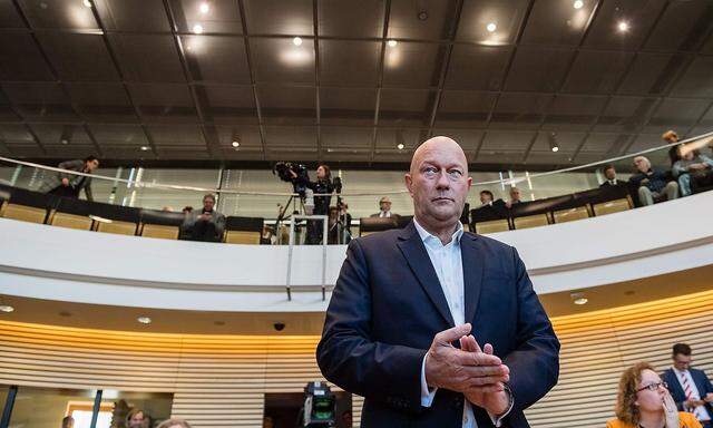 Thomas Kemmerich wurde durch ungewöhnliche Kooperation von AfD, CDU und der eigenen FDP zum Ministerpräsidenten von Thüringen gewählt.