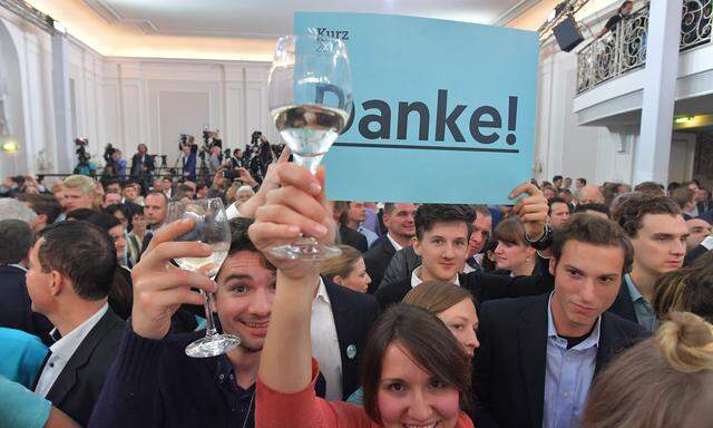 Endlich wieder einmal etwas zu feiern – für viele war es überhaupt das erste Mal: ÖVP-Anhänger am Sonntagabend im Kursalon Hübner in Wien. 