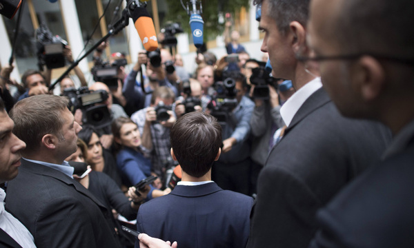 Frauke Petry wird von Reportern, Fotografen und Kameraleuten nach ihrem Coup in der Bundespressekonferenz in Berlin belagert.