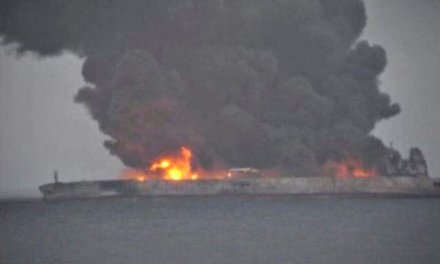 Auf dem 274 Meter langen Schiff "Sanchi" loderte ein riesiges Feuer.
