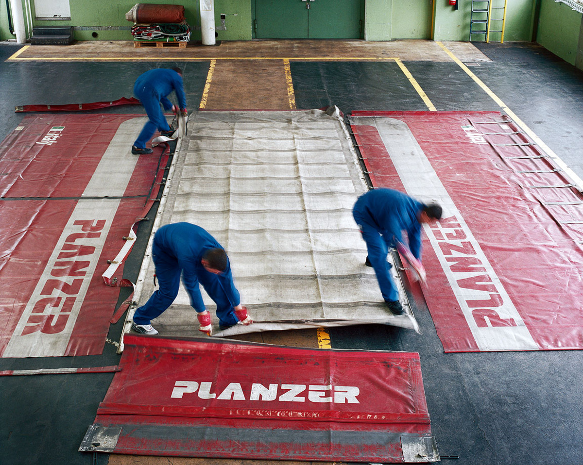 Was Anfang der 90er noch eine Tasche für Hipster war, ist heute Kult. Die Freitags selbst führen das u.a. auch darauf zurück, dass sie von einer anderen Firma kopiert wurden. Der Schweizer Handelsriese Migros versuchte sein Glück einst mit einem ähnlichen Produkt, der Donnerstag-Tasche.