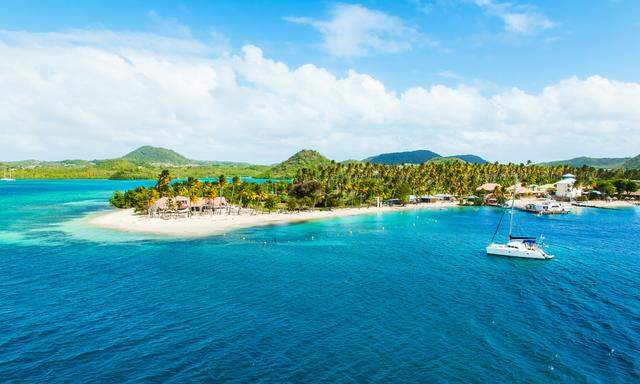 Martinique ist eine bezaubernde Karibikinsel, die französisches Flair mit tropischer Schönheit und lebendiger kreolischer Kultur vereint.